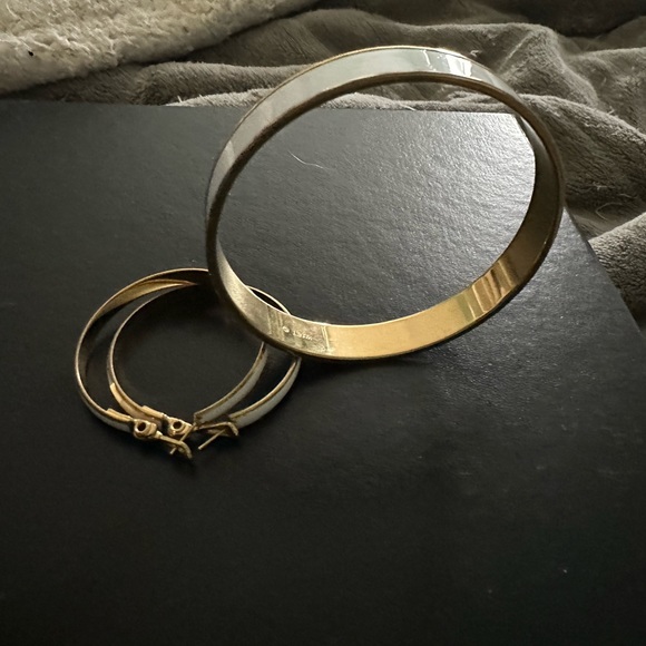 Vintage Monet White Enamel & Gold Tone Bangle Bracelet and Earrings - Picture 9 of 9